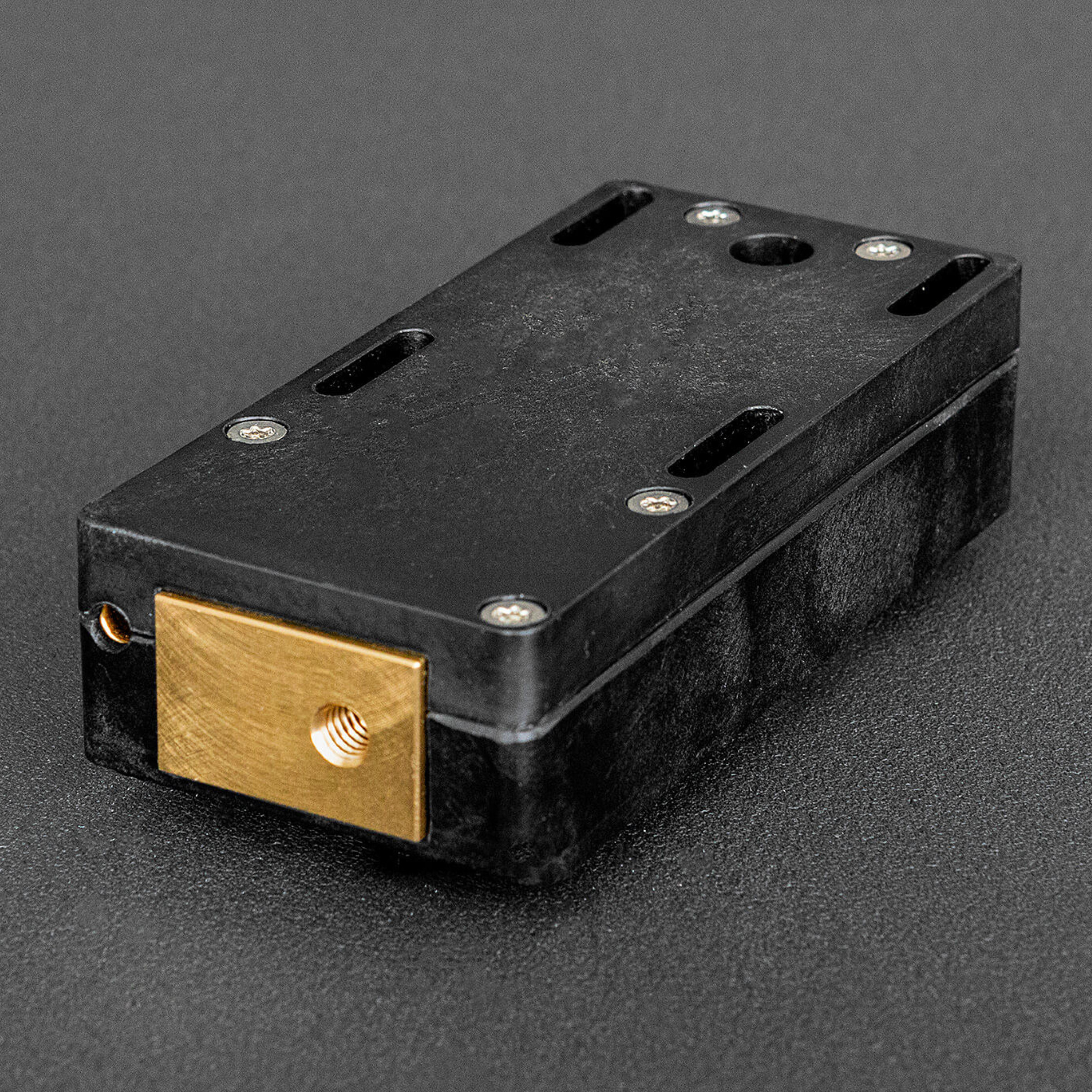 The underside of the KEP-500 with spring-loaded, gold-plated contact element.